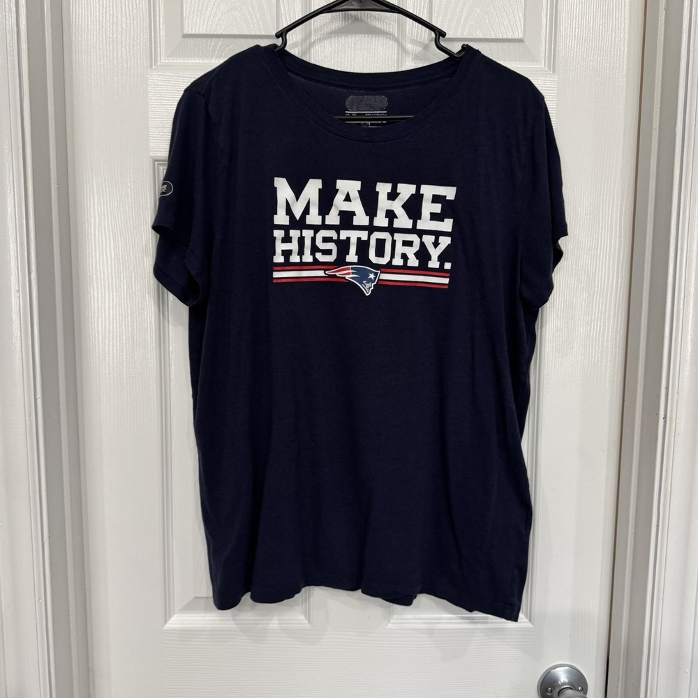 Under‎ Armour M Navy Blue Short Sleeve T-shirt NFL Patriots V-neck